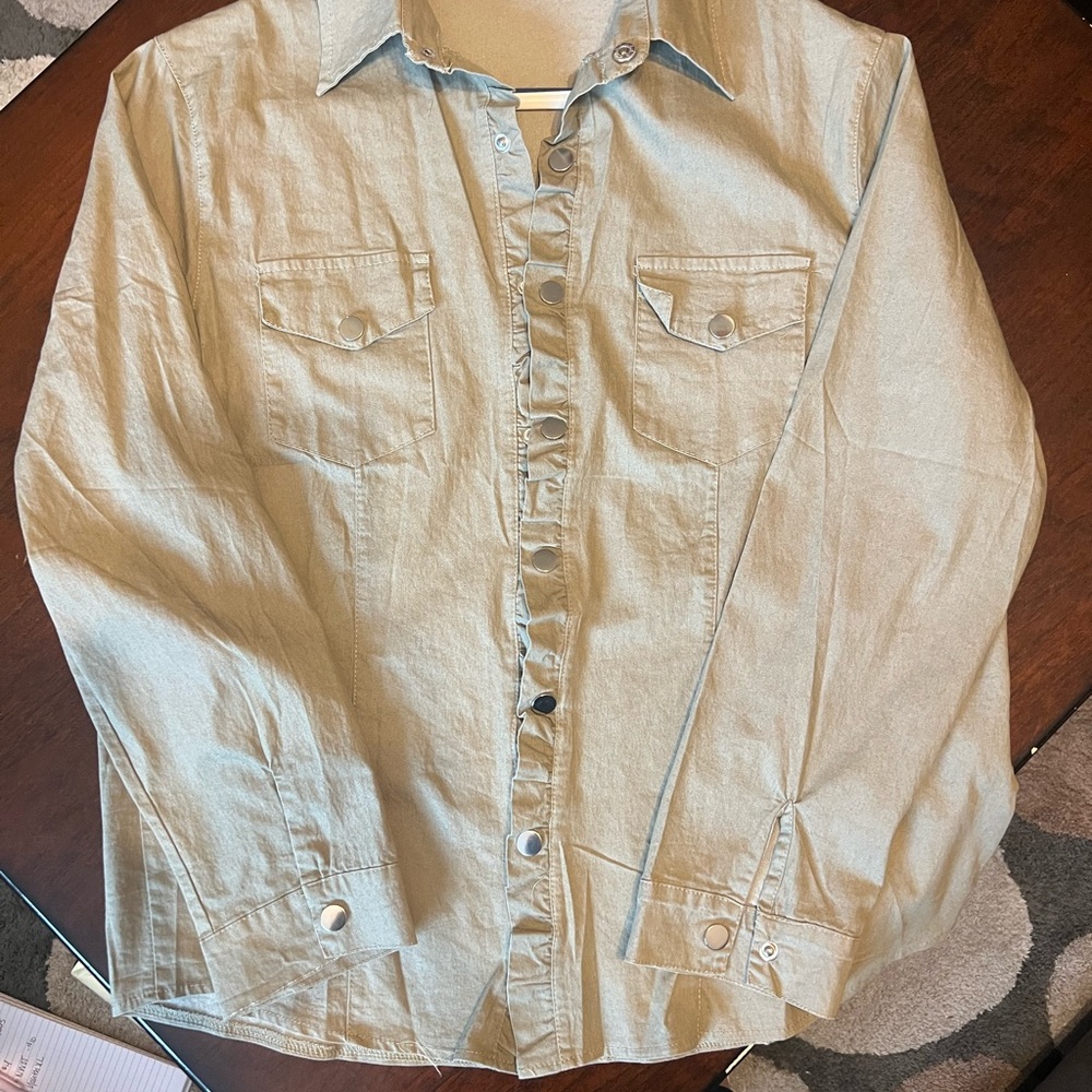 NWOT Women’s XL Ruffle Button Up. NWOT